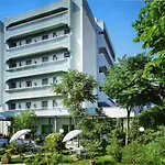 Hotel Zanarini In Centro A Riccione